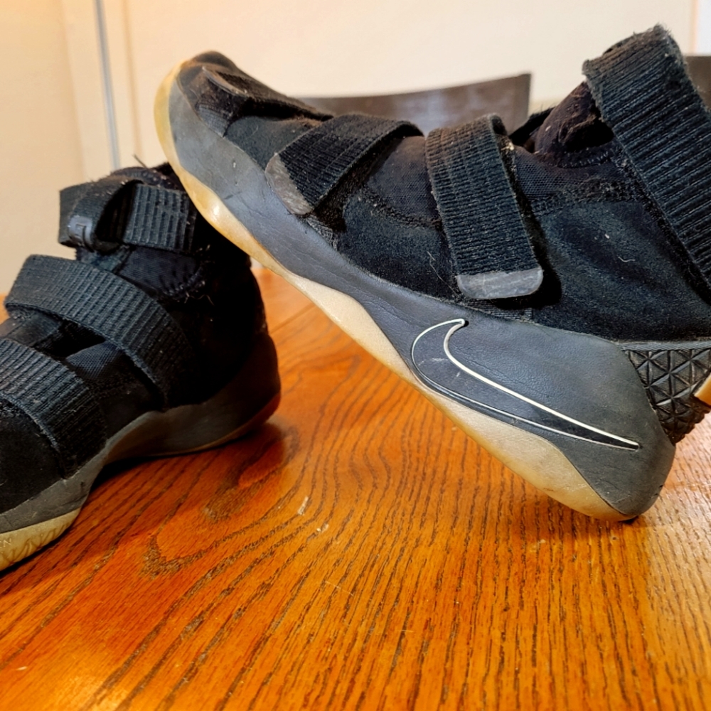 Lebron 11 soldiers black gum